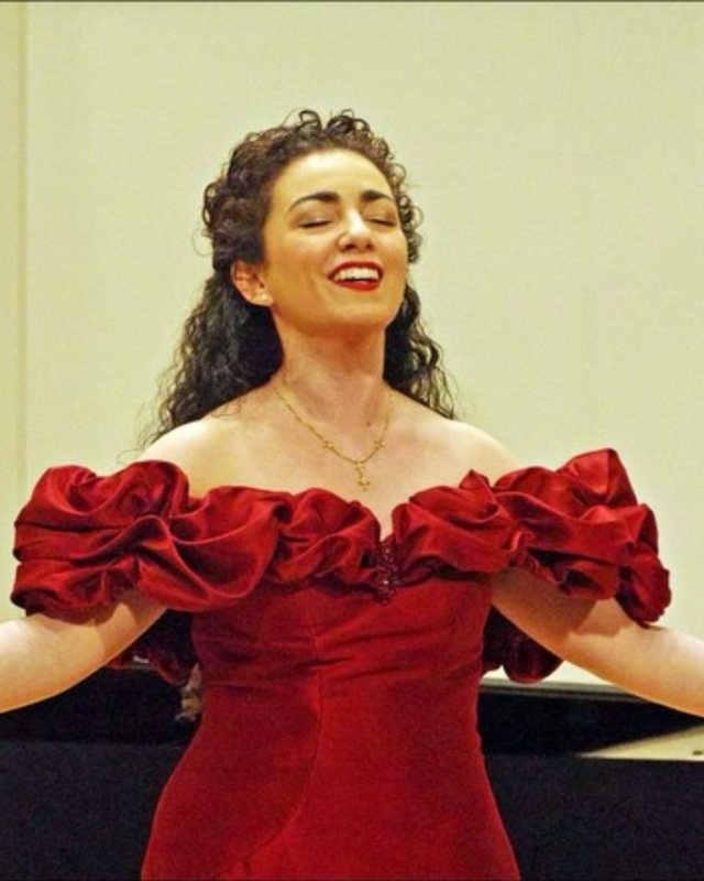 Christa Dalmazio singing in recital